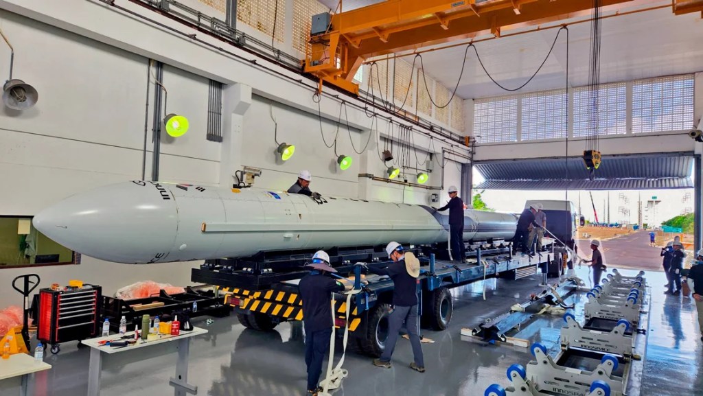 HANBIT-TLV dentro do prédio de integração de propulsores do Centro de Lançamentos de Alcântara